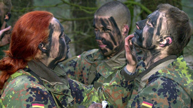 Tarnfarben f&amp;uuml;r den Anfang: 2001 durften Soldatinnen der...