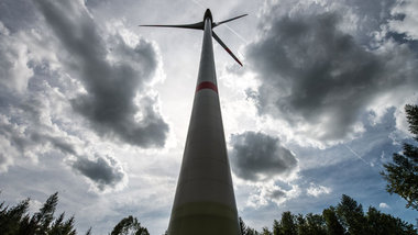 Ungeliebt: Windkraftanlage in Bayern. Der Zubau wird k&uuml;nfti...