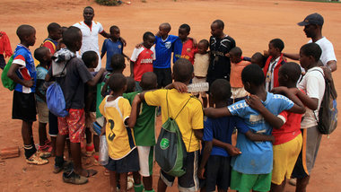 Murangwa (r.) mit Jungs seiner Fu&szlig;ballakademie&nbsp;&ndash...