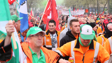 Junge und &auml;ltere Gewerkschafter demonstrierten am Freitag i...