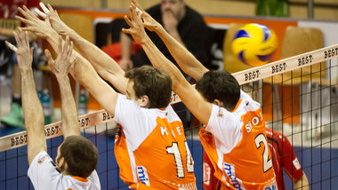 Die Berliner Volleys Scott Touzinsky (l.), Tomas Kmet (m.) und K...