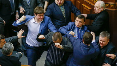 Pr&uuml;gelei im Kiewer Parlament nach dem Angriff von &raquo;Sw...