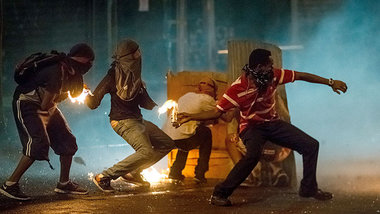 Gewaltbereite Oppositionsanhänger am 3. April in Caracas Gewaltbereite Oppositionsanhänger am 3. April in Caracas