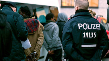 Bei Razzien gegen mutmaßliche Drogendealer im Görlitz... Bei Razzien gegen mutmaßliche Drogendealer im Görlitz...