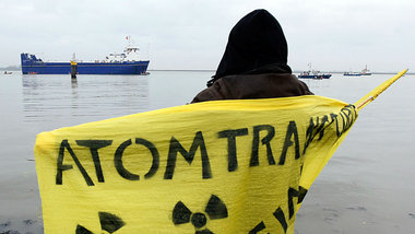 Hochriskante Fracht: Ein Atomkraftgegner in Nordenham erwartete ... Hochriskante Fracht: Ein Atomkraftgegner in Nordenham erwartete ...