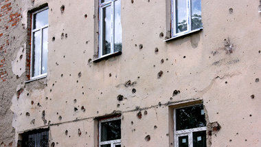 Einschußlöcher an einer Häuserfassade in Aqwa. Hier sind immer n...