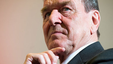 Für das Großkapital war Gerhard Schröder Weihnachtsmann und Oste... Für das Großkapital war Gerhard Schröder Weihnachtsmann und Oste...