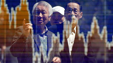 Schau mal, was der Nikkei macht: Erstaunte Bürger Tokios am... Schau mal, was der Nikkei macht: Erstaunte Bürger Tokios am...