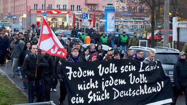 Eine Aufgabe der neofaschistischen Organisationen: Umfunktionier... Eine Aufgabe der neofaschistischen Organisationen: Umfunktionier...