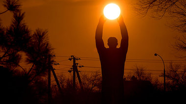 Die Sonne fangen: Gagarin-Denkmal auf dem Weltraumbahnhof Baikon... Die Sonne fangen: Gagarin-Denkmal auf dem Weltraumbahnhof Baikon...