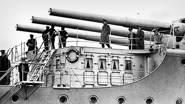 Reichskanzler Adolf Hitler (rechts) an Bord des Panzerschiffes &... Reichskanzler Adolf Hitler (rechts) an Bord des Panzerschiffes &...