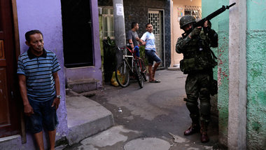 Ein brasilianischer Soldat patrouilliert am 5. April im Complexo... Ein brasilianischer Soldat patrouilliert am 5. April im Complexo...