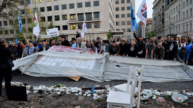 Demonstranten reißen am 8. April einen Zaun vor dem neuen ... Demonstranten reißen am 8. April einen Zaun vor dem neuen ...