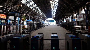 Eine leere Zugstation in Buenos Aires während des Generalst... Eine leere Zugstation in Buenos Aires während des Generalst...