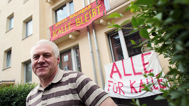 Kalle Gerigk vor Transparenten seiner Unterst&uuml;tzer: Am Mitt...
