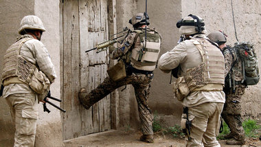 Begleitet von belgischen Soldaten tritt ein Angehöriger des deut...