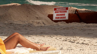 Sonnenbaden auf der Baustelle: »Sand – Die neue... Sonnenbaden auf der Baustelle: »Sand – Die neue...