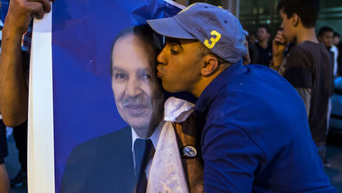 Siegeskuß für Abdelaziz Bouteflika Siegeskuß für Abdelaziz Bouteflika