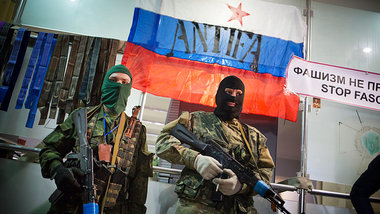 Bewaffnete Aktivisten bewachen am Montag in Luhansk das Regional...