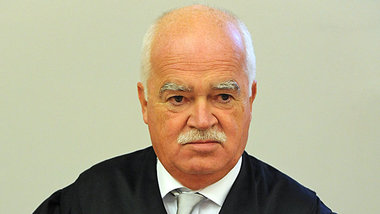 Der Abgeordnete Peter Gauweiler (CSU) in Anwaltsrobe beim Schade...