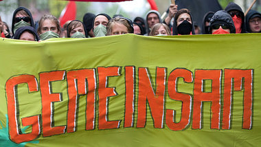 Spontandemo durch das kommerzielle Myfest in Berlin-Kreuzberg, 1...