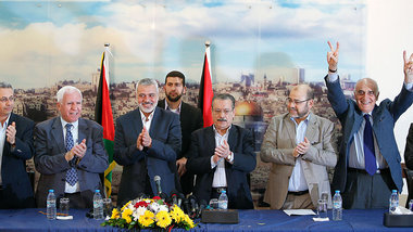 Die Verhandlungsdelegationen von Hamas und Fatah feiern am Mittw...