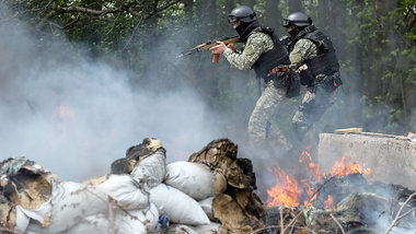Ukrainische Soldaten am Donnerstag beim Angriff auf einen Kontro...
