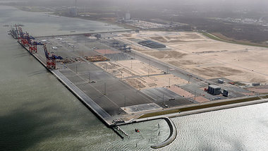 Leere Kais: Luftaufnahme des JadeWeserPort aus dem April 2013