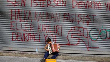 In der Traditionsline der jakobinischen Linken, nahe des Taksim-...