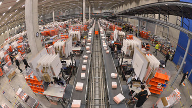 Bis zu 30 Kilometer am Tag m&amp;uuml;ssen Zalando-Arbeiter im E...