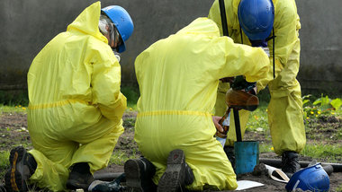Fachleute untersuchten am 23. April auf dem betroffenen Bauernho...