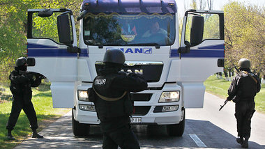 Ukrainische Regierungstruppen bei der Kontrolle eines LKW in der...