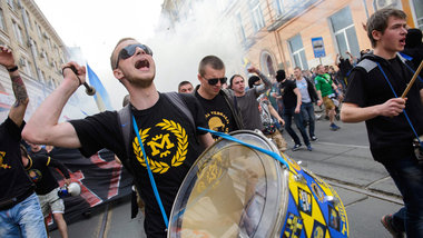 Militante Fu&szlig;ballfans demonstrierten in Charkiw am Sonntag...