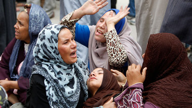 Angeh&ouml;rige der verurteilten Muslimbr&uuml;der am Montag vor...