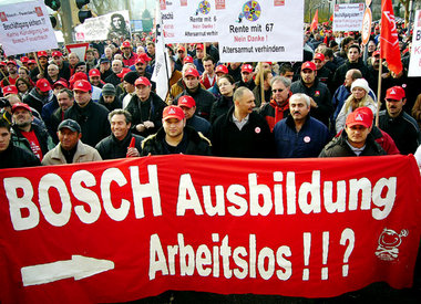Gegen Rente mit 67 und Entlassungen: Am 30. Januar gingen 2 500 ... Gegen Rente mit 67 und Entlassungen: Am 30. Januar gingen 2 500 ...