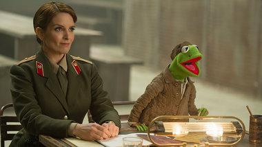 Gef&auml;ngnisdirektorin Nadya (Tina Fey) und Kermit, der Frosch