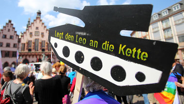 Teilnehmer des Ostermarsches in Frankfurt am Main demonstrierten...