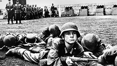 Sigi Bernhard wird vor Kriegsende zum »Volkssturm« e... Sigi Bernhard wird vor Kriegsende zum »Volkssturm« e...