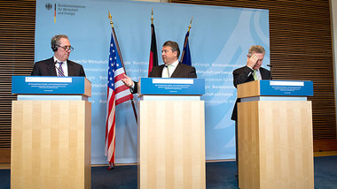 TTIP-Verfechter Froman, Gabriel und De Gucht (v.l.n.r.) am Monta...