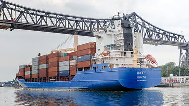 Containerschiff im Nord-Ostsee-Kanal bei Rendsburg im September ... Containerschiff im Nord-Ostsee-Kanal bei Rendsburg im September ...