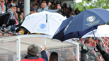 Lausitzer machen den Regen selber: Boubacar Sanogo (Cottbus) und... Lausitzer machen den Regen selber: Boubacar Sanogo (Cottbus) und...