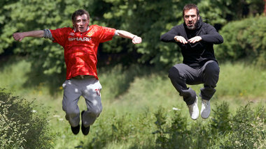 Lebenshilfe vom Idol: Eric Cantona (r.) mit Eric – »... Lebenshilfe vom Idol: Eric Cantona (r.) mit Eric – »...