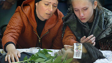 F&uuml;r Kiew sind es &raquo;Terroristen&laquo;: Beisetzung get&...