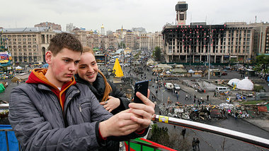 Ein P&auml;rchen nimmt den Kiewer Maidan als Hintergrund f&uuml;...