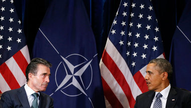 NATO-Generalsekretär Anders Fogh Rasmussen (l.) und US-Präsident...