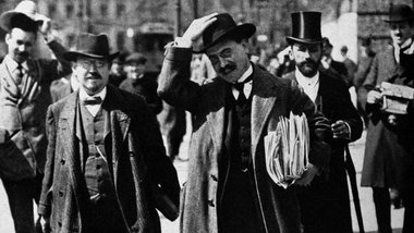 Karl Liebknecht enth&uuml;llt mit aus dem Krupp-B&uuml;ro beschl...