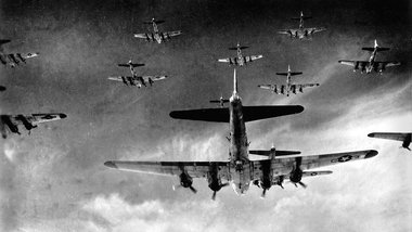 Erst am 12. Mai 1944 griffen 800 Bomber der 8. U.S. Air Force da... Erst am 12. Mai 1944 griffen 800 Bomber der 8. U.S. Air Force da...