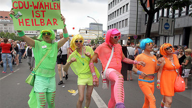 Teilnehmer der Berliner Parade zum Christopher Street Day am 22....