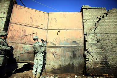 Hinter jeder Tür lauert eine neue Lüge – US-Soldaten am Sonntag ... Hinter jeder Tür lauert eine neue Lüge – US-Soldaten am Sonntag ...