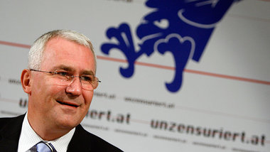 Rechtes B&uuml;ndnis: Der FP&Ouml;-Politiker Martin Graf hofiert...